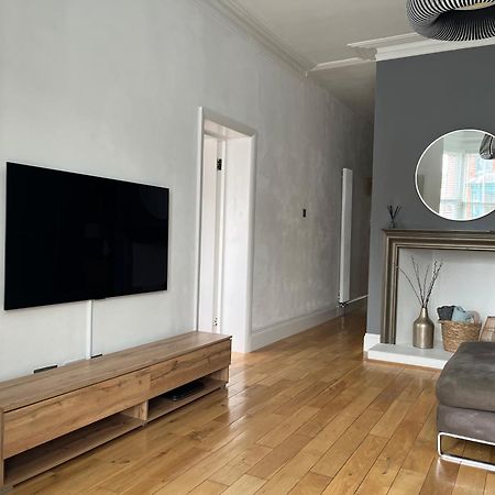 The Clock Tower Apartment - Spacious, Modern, 2 Bed Room Apartment , Southsea With Free Parking - Sleeps 4 Portsmouth Dış mekan fotoğraf