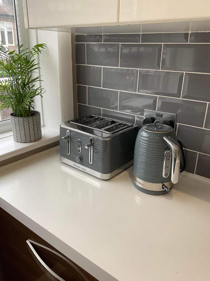 The Clock Tower Apartment - Spacious, Modern, 2 Bed Room Apartment , Southsea With Free Parking - Sleeps 4 Portsmouth Dış mekan fotoğraf
