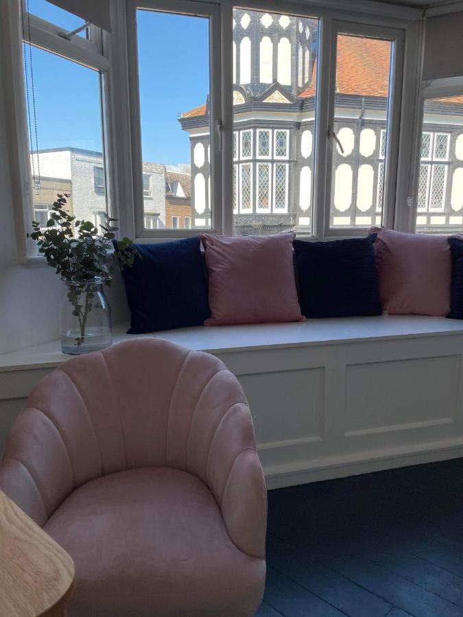 The Clock Tower Apartment - Spacious, Modern, 2 Bed Room Apartment , Southsea With Free Parking - Sleeps 4 Portsmouth Dış mekan fotoğraf
