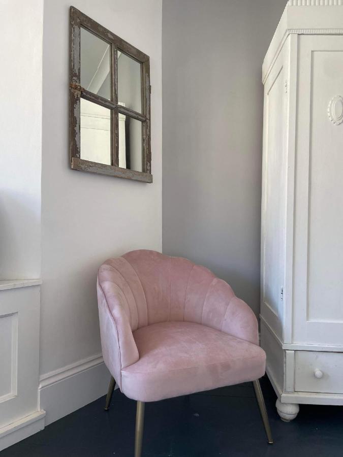 The Clock Tower Apartment - Spacious, Modern, 2 Bed Room Apartment , Southsea With Free Parking - Sleeps 4 Portsmouth Dış mekan fotoğraf