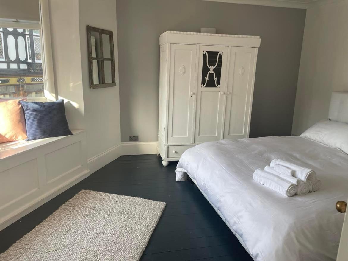 The Clock Tower Apartment - Spacious, Modern, 2 Bed Room Apartment , Southsea With Free Parking - Sleeps 4 Portsmouth Dış mekan fotoğraf